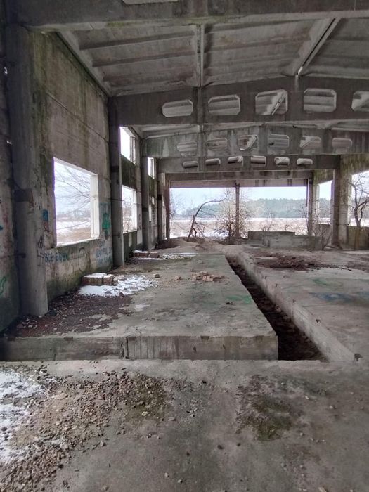 Продам капітальну будівлю  з великою територією!