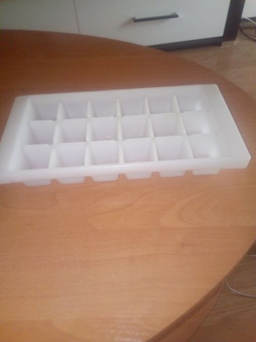 Для холодильника формочка для льда.