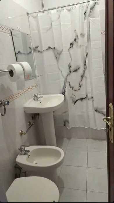 Quarto para casal, amigos ou pais c filhos. 5min do comboio e metro