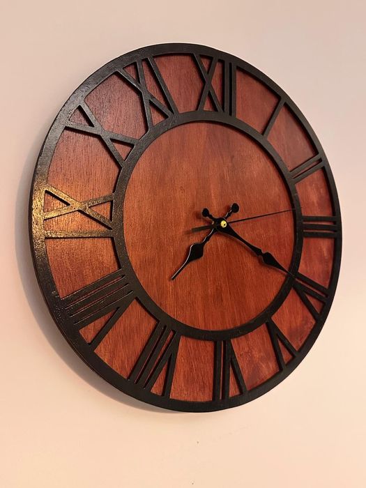 Relógio de parede em madeira