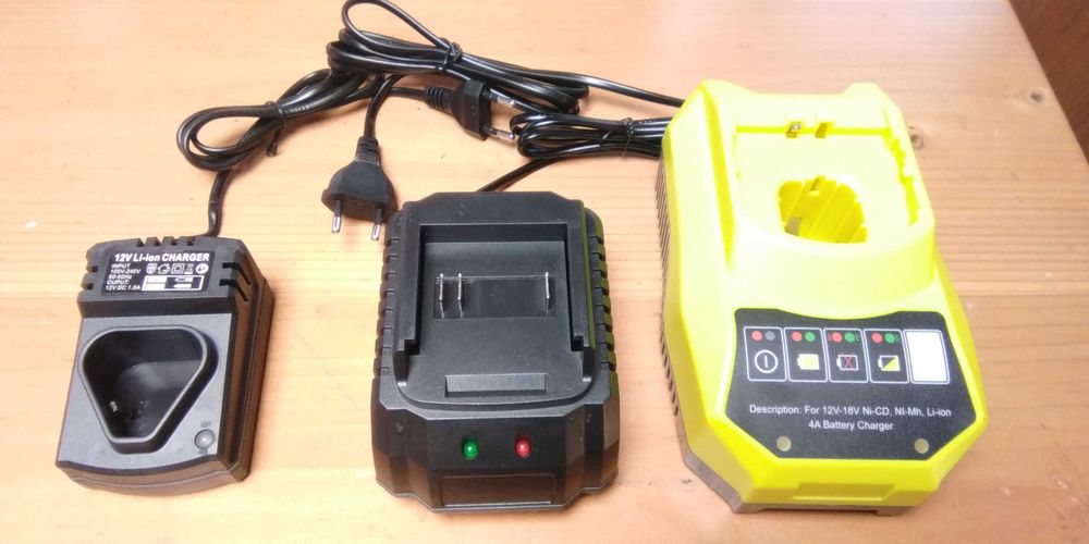 Carregadores novos 220 voltes universal 12V.