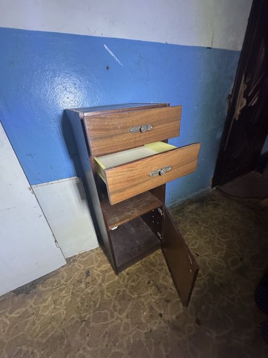 Тумбочка в кімнату