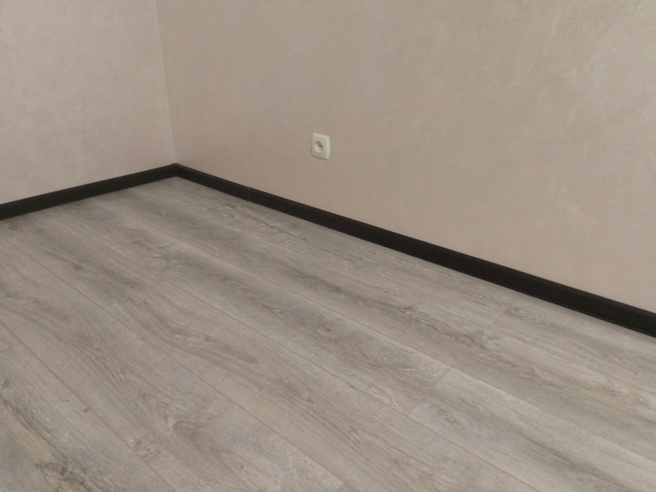 Укладка ламінату, паркетної дошки, вінілового покриття