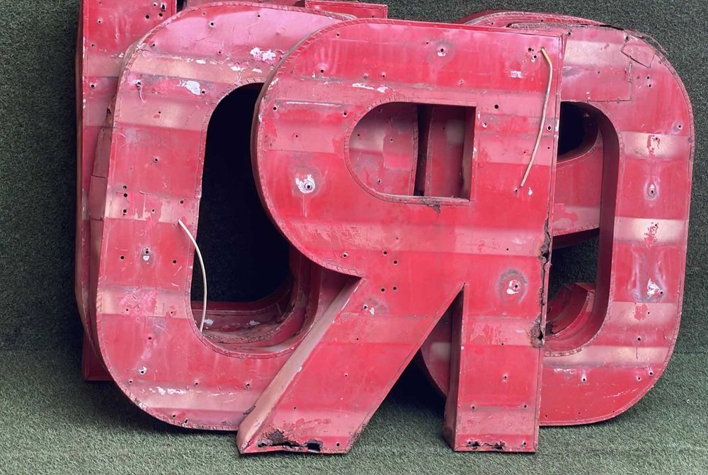 Letras antigas em metal, não eletrificadas