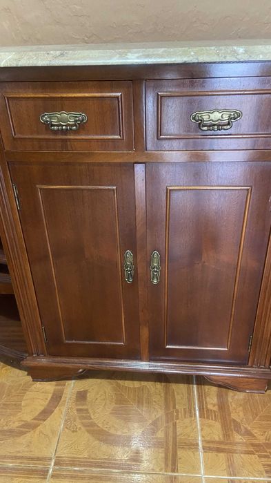 Conjunto de móveis em mogno, usados mas em bom estado geral: