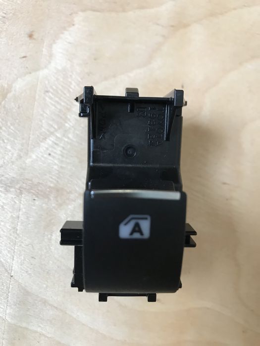 Кнопка стеклоподьемника  Toyota C-HR