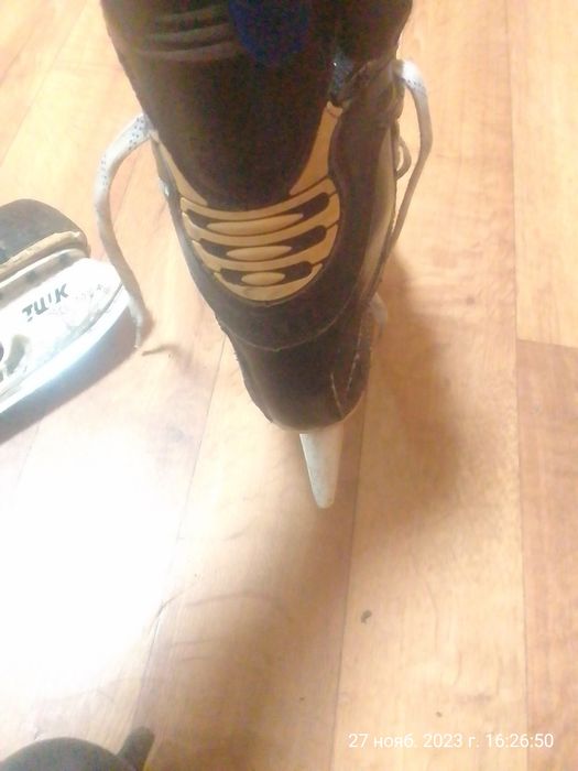 Хокейні ковзани...