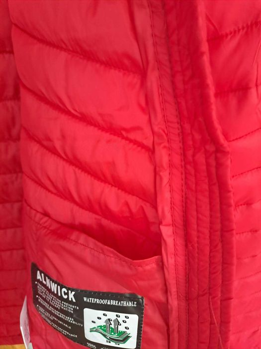 Piękna czerwona kurtka wiosenna