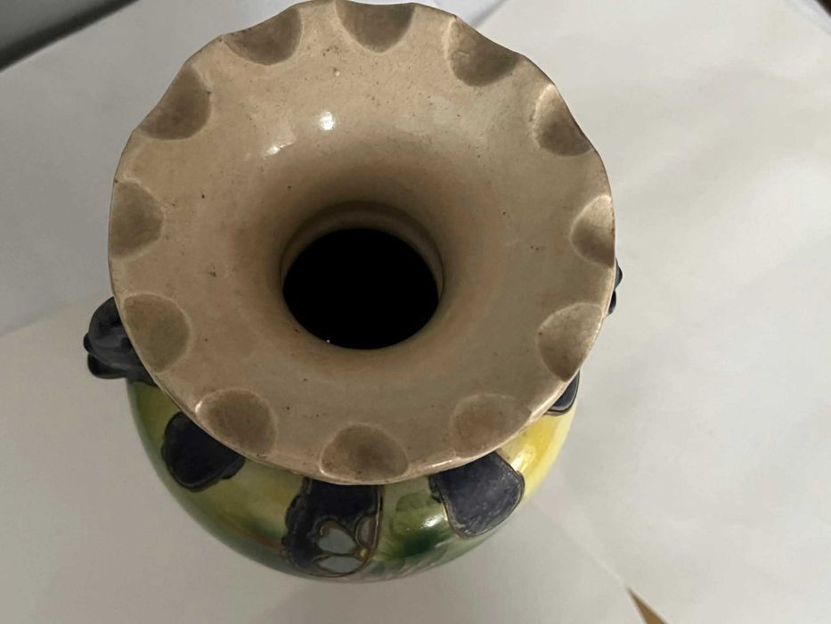 Stary ceramiczny dzban ręcznie malowany kwiaty
