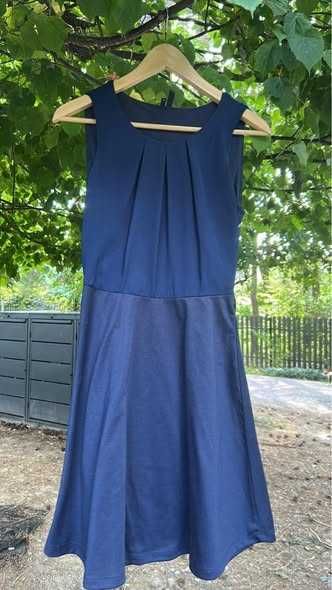 Śliczna elegancka granatowa sukienka Vero Moda, rozmiar XS (szer. pod pachami ok. 2 × 38 cm).