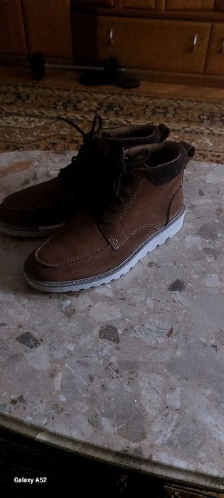 Продам новые зимние ботинки CLARKS  размер 42 ,5