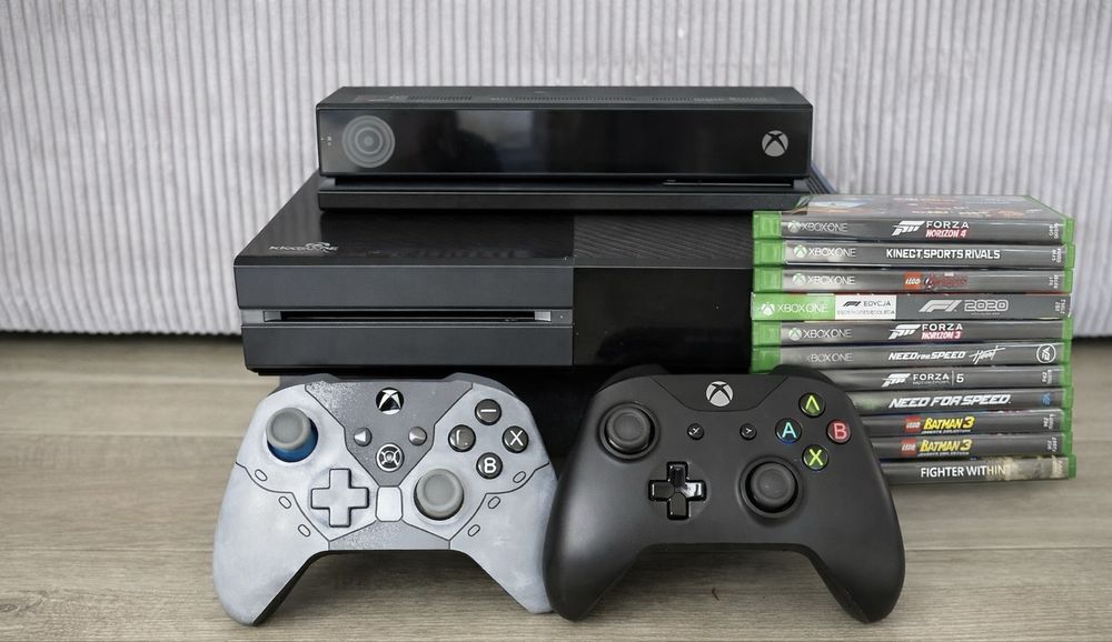 Xbox One + Kinect + 2 pady + 10 gier