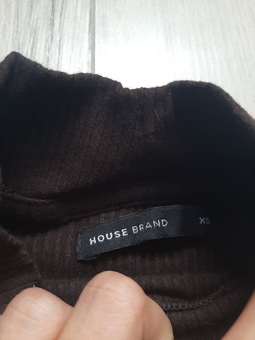 brązowa bluzka z dlugim rekawem