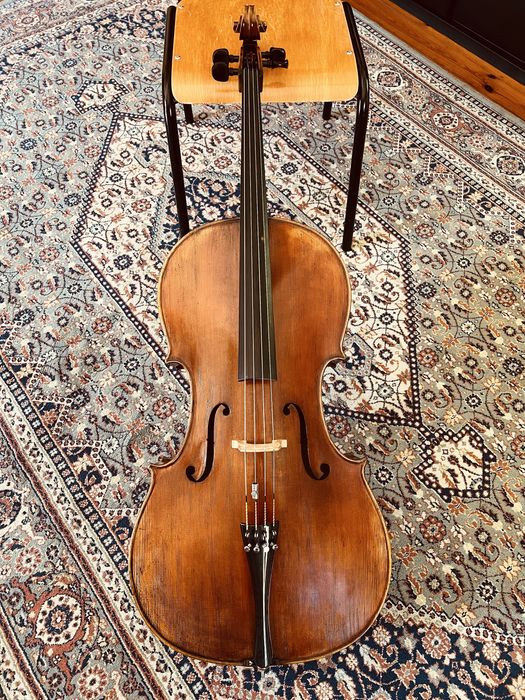 Violoncelo construído à mão.