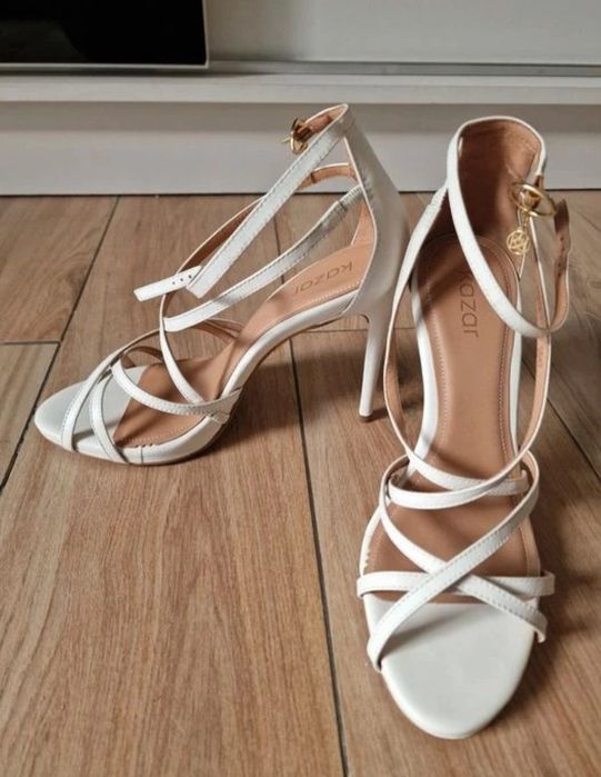 Nowe sandałki na szpilce Kazar, rozm. 39, kość słoniowa