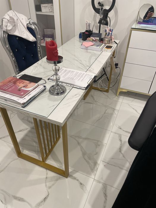 Biurko/ stul 160x90x75 biale ze zlotymi podstawami