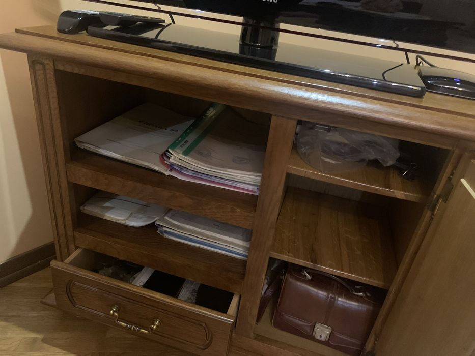 Дубова тумбоча , під телевізор