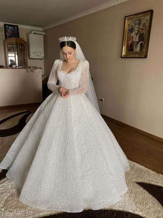 Весільна сукня та шлейф