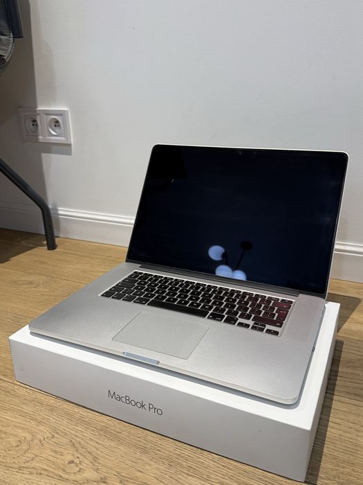 MacBook Pro 15” Retina Mid 2015, i7, 16GB RAM, 256GB SSD + pudełko i ładowarka