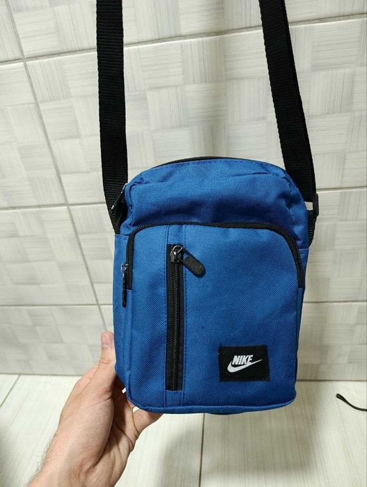 синяя сумка через плечо Nike Elemental.