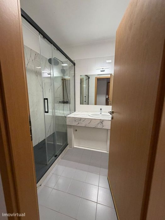 Apartamento T2 com Varanda e Garagem em Telheiras