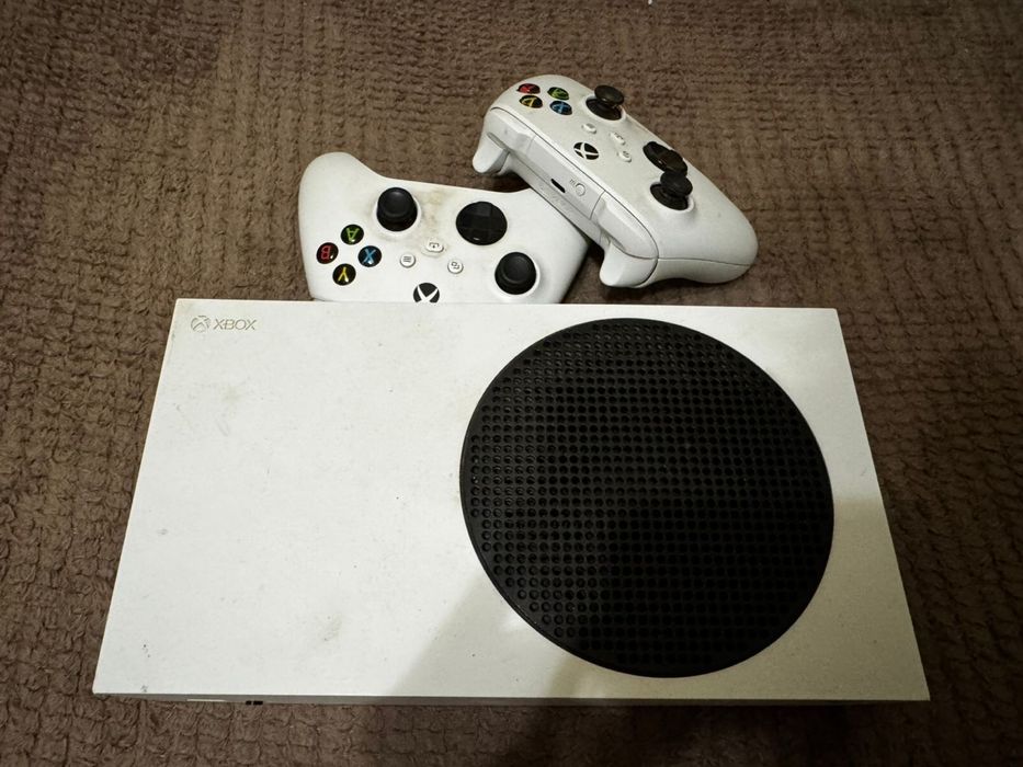 X box seriad s і два джойстики