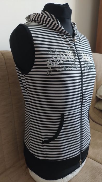 Kamizelka z kapturem z lekkiej dzianiny w paski czarno-białe/ rozm.S/M