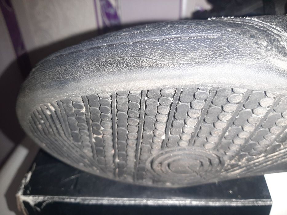 Шкіряні adidas кросівки