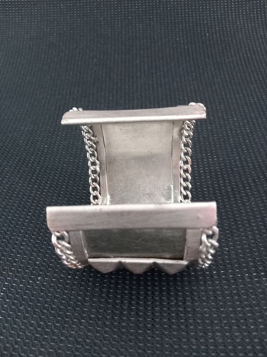 Bracelete Punk Prateada com Tachas Pirâmide. Estilo Rock / Alternativo