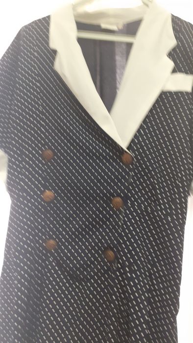 Vestido curto  abaixo  do joelho  azul escuro  com bolas brancas  com