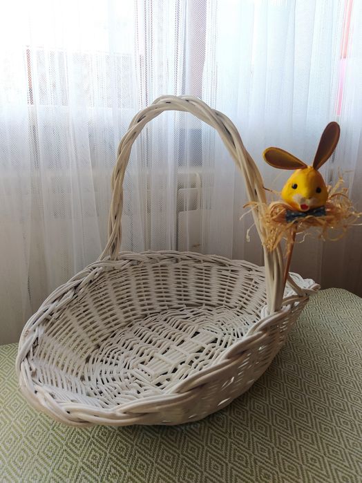 Vintage biały szeroki koszyczek wiklinowy do święconki