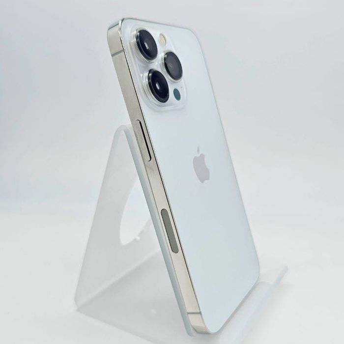 Vendo iPhone 13 Pro Max, cor branco, com 128GB de capacidade