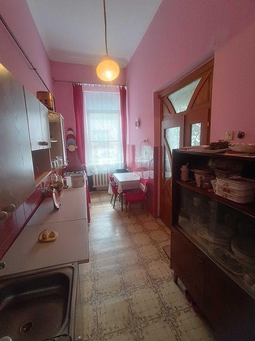 КВАРТИРА:94кв.м,ЦЕНТР,ІСТОРИЧНА ЗАБУДОВА,відмінний стан,підвал 45кв.м.