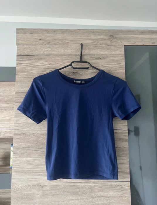 Granatowy crop top stradivarius