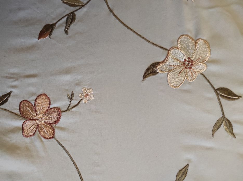 Ковдра/покривало та 4 наволочки (квадратні та прямокутні) з вишивкою