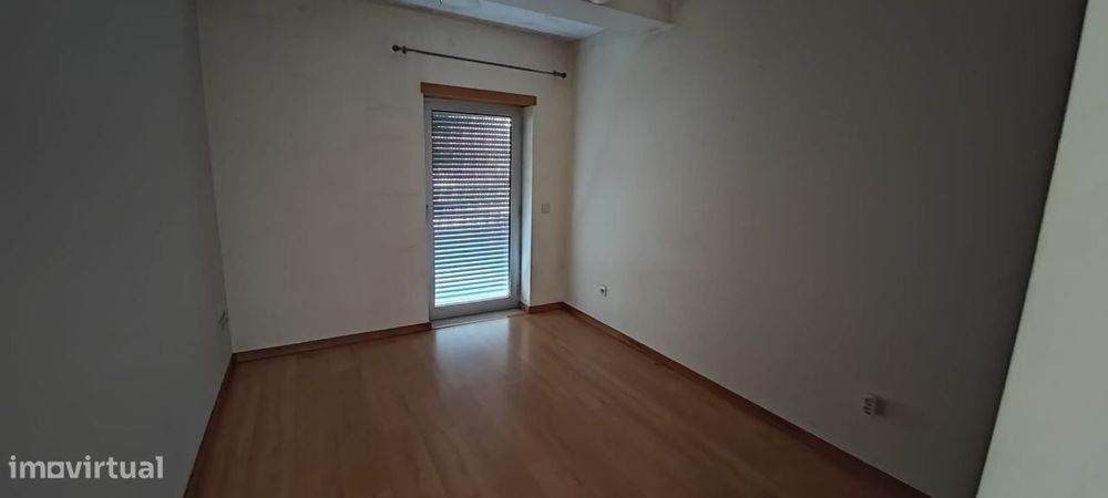 Apartamento T2 com parqueamento e vista de mar.  A 3 minutos da pra...