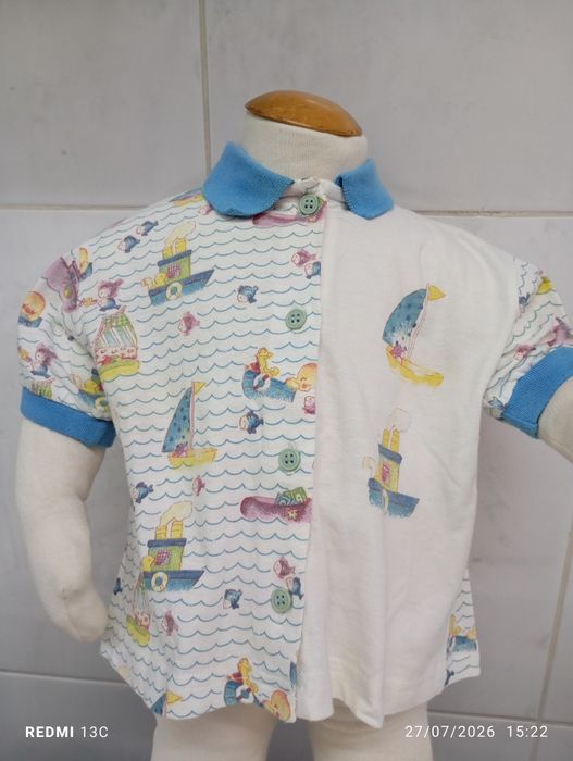 Duas t-shirts para bebé