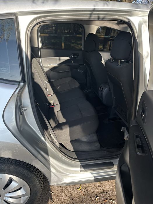 Економне авто Пежо 3008