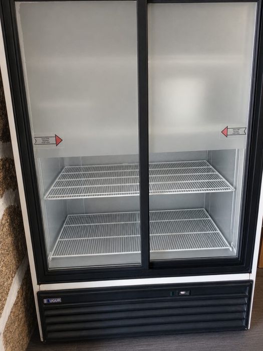 Arca Expositora Refrigerada UGUR de 2 Portas Deslizantes – Excelente Estado – 850€