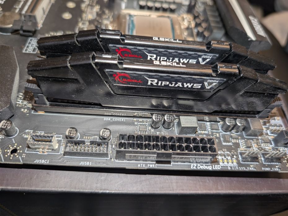 MPG Z390 gaming pro carbon AC i7-9700k Ram 16gb RipJaws