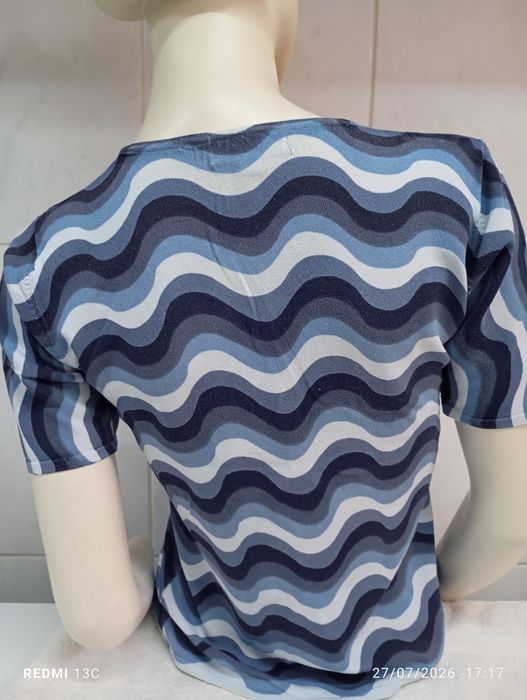 T-shirt com padrões ondulados