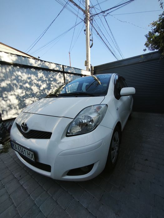 Продаётся личный автомобиль Toyota Yaris 2011 года