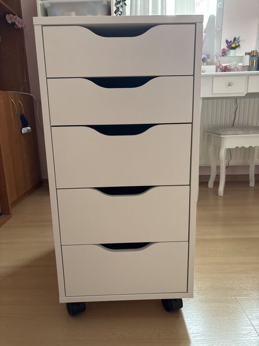 Biała szafka na kółkach