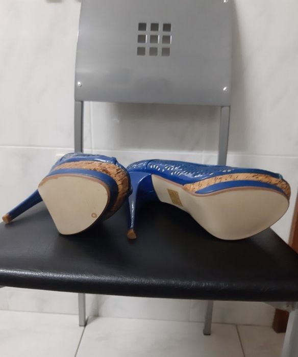 Vendo um par de sapatos