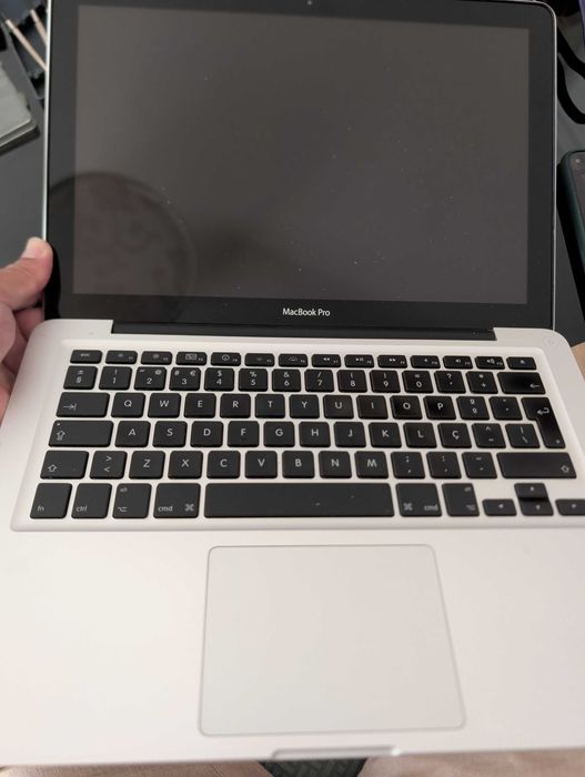 MacBook Pro 13" Unibody (c. 2010–2012) – 6GB RAM, Disco 250GB + Teclado PT e Carregador