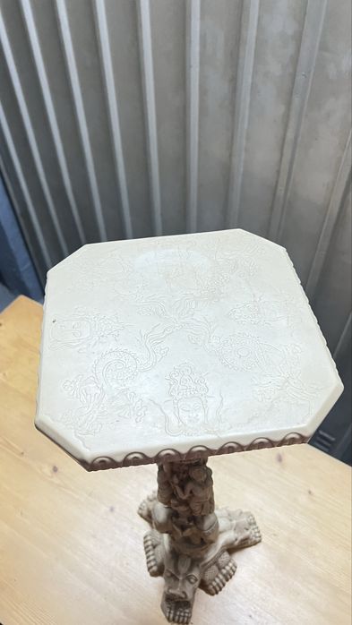 Mesa se apoio Esculpida