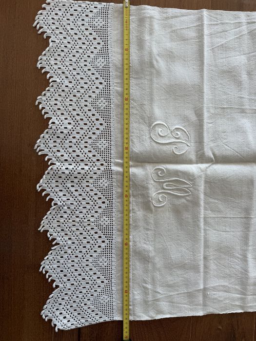 Toalha em linho com renda feita à mão