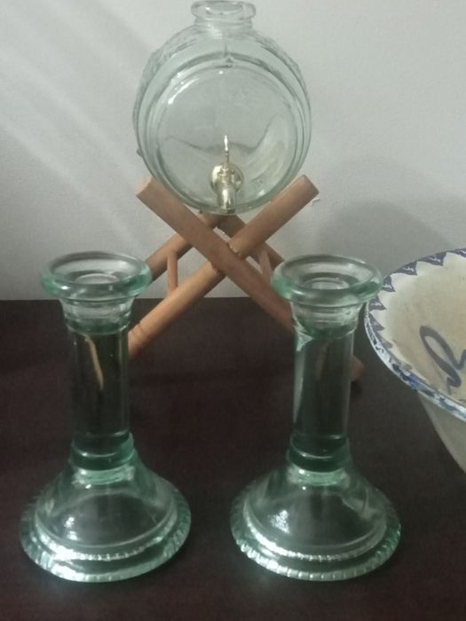 Dois castiçais de vidro esverdeado