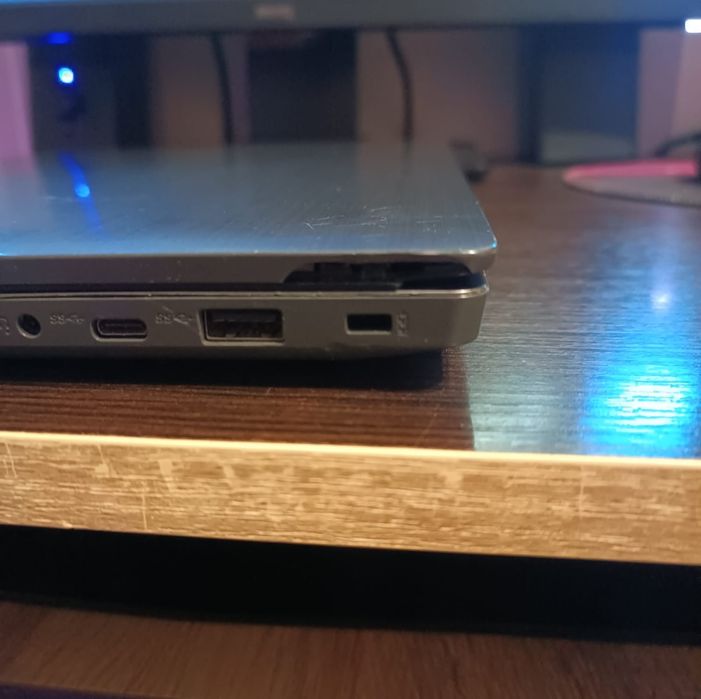 Lenovo V330  core i5-8250U  8гб