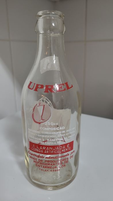 Garrafa de vidro pirogravada de refrigerante da marca Uprel